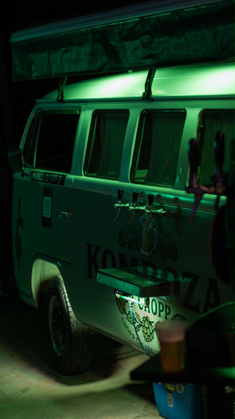 Torneiras de chopp montadas na lateral da Kombi personalizada