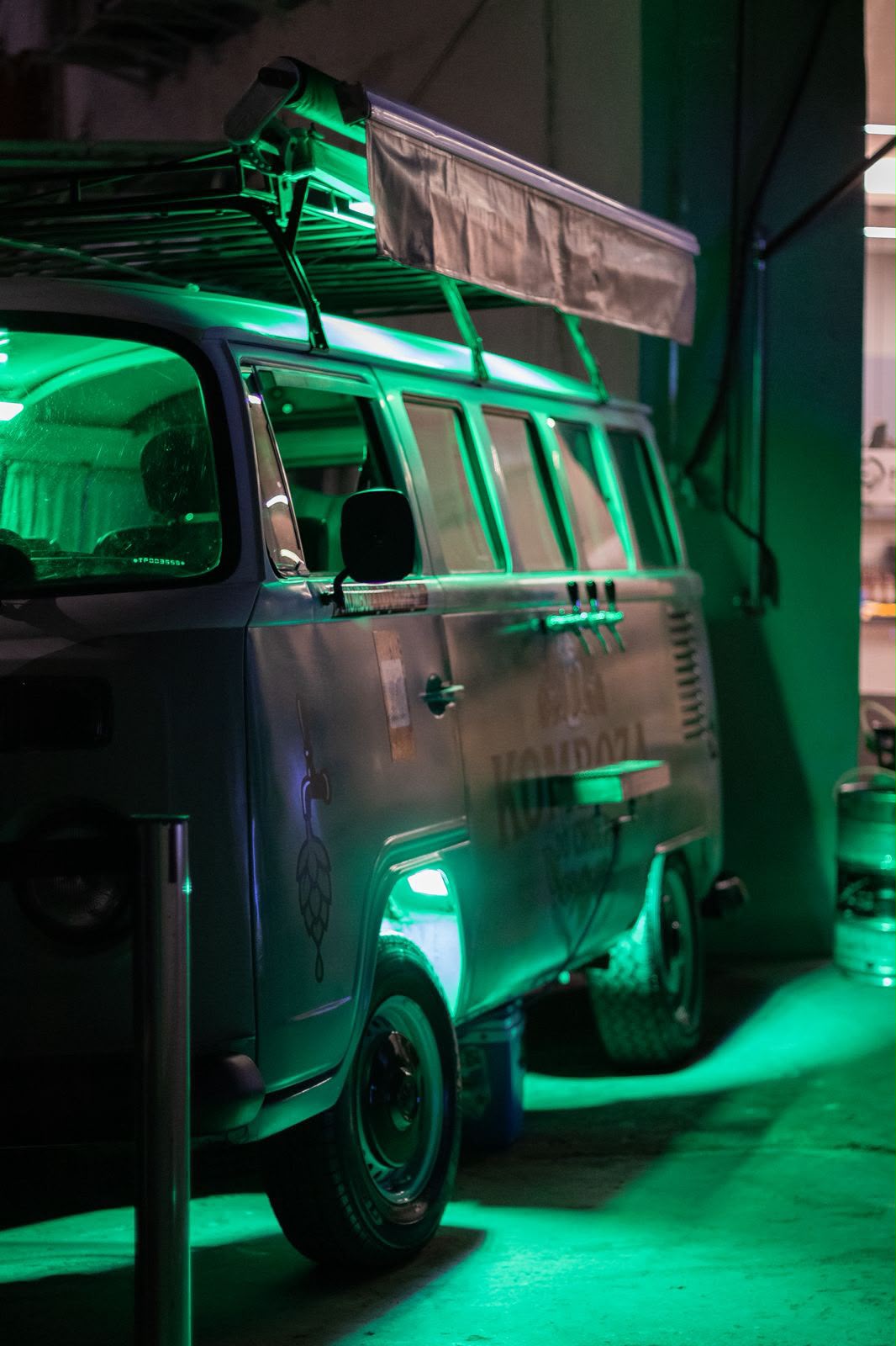Kombi Komboza do Chopp iluminada em verde servindo chopp gelado em um evento